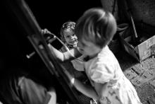 Oblíbená hra na vězení v mezidveřním prostoru farní kavárny