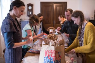 Při výrobě 120-ti balíčků pro Mikuláše je potřeba maximální efektivita výrobní linky