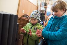 Po řádění u sudu s ledem na farním dvorku přijdou kamýnka vhod