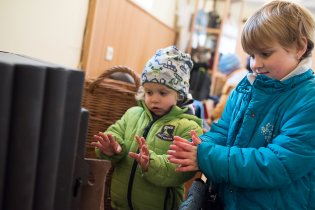 Po řádění u sudu s ledem na farním dvorku přijdou kamýnka vhod