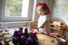 První adventní svíčka zapálena a náš domácí hasič se hned chopil příležitosti