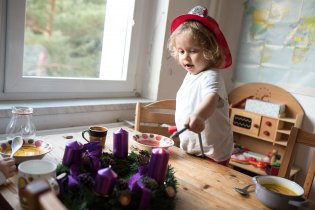 První adventní svíčka zapálena a náš domácí hasič se hned chopil příležitosti