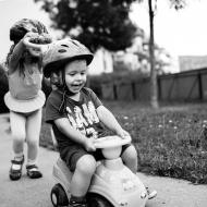 Někdo u nás na hřišti zanechal plně funkční vozítko pro roční dítě :-)