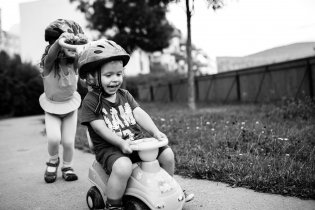 Někdo u nás na hřišti zanechal plně funkční vozítko pro roční dítě :-)