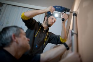 Několik (desítek) minut soustředěné spolupráce, a díra do panelu je hotova