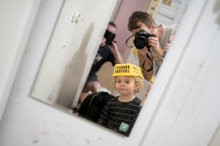 Jeden si dá na hlavu košíček, a už je kolem něj dav čumilů (pardon, fotografů)