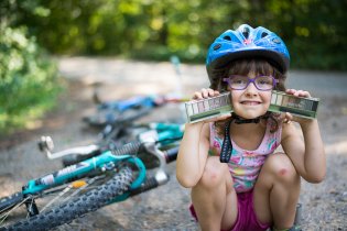 Odřený kolena a oční stíny