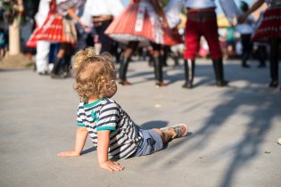 Z této pozice se výborně nakukuje pod sukně, viď, Radovánku?