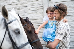 Popelka a koně, kteří ji přivezli na královský bál