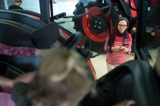 Vy do toho traktoru vážně umíte vylézt sami?