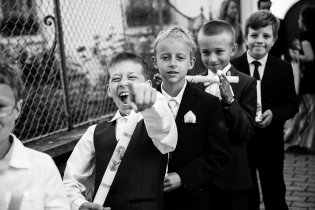 Někteří z prvokomunikantů si přítomnost fotografa vyloženě užívají