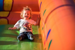 Ruské kolo, dům hrůzy, kolotoče... ale nejlepší na pouti je beztak obří klouzačka :-)