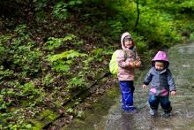 Prší, hurá do potoka! Na příště máme naplánovanou expedici do tunelů pod starou dálnicí, ale to si nejdřív musí dospěláci pořídit holínky :-)