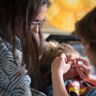 Jeden z mnoha neúspěšných pokusů o odstranění klíštětě z Radovánkova očního víčka, nakonec to vyřešila kamarádka Eva s podběrákem