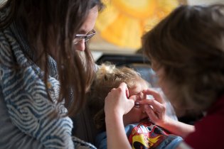 Jeden z mnoha neúspěšných pokusů o odstranění klíštětě z Radovánkova očního víčka, nakonec to vyřešila kamarádka Eva s podběrákem