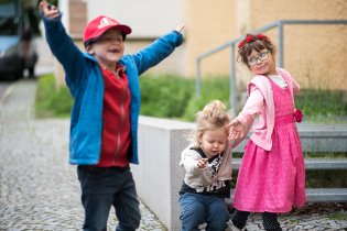 Různé děti před kostelem :-)