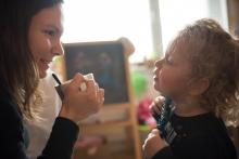 A co tam máš v tom hrnku dobrýho, mami?