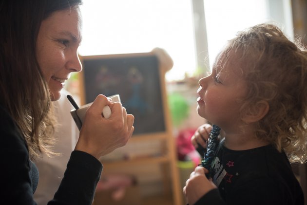 A co tam máš v tom hrnku dobrýho, mami?