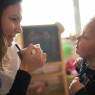 A co tam máš v tom hrnku dobrýho, mami?