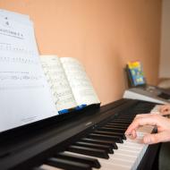 On-line kurz klavíru, to může fungovat? No asi jo, zatím se zdá být moc fajn.