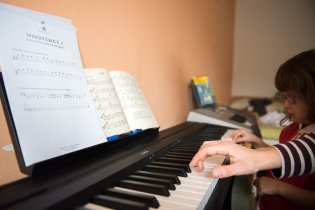 On-line kurz klavíru, to může fungovat? No asi jo, zatím se zdá být moc fajn.