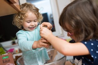Při vymačkávání rýžového sladu do těsta na sušenky je potřeba spojit síly