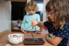 Zkoušíme vyrobit domácí čokoládu, chuťově výborná, ale rozpouští se, musíme vyladit recept