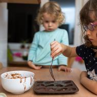 Zkoušíme vyrobit domácí čokoládu, chuťově výborná, ale rozpouští se, musíme vyladit recept