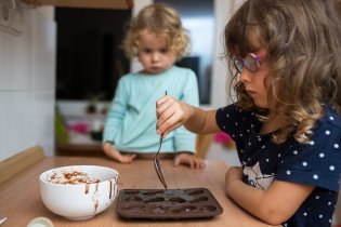 Zkoušíme vyrobit domácí čokoládu, chuťově výborná, ale rozpouští se, musíme vyladit recept