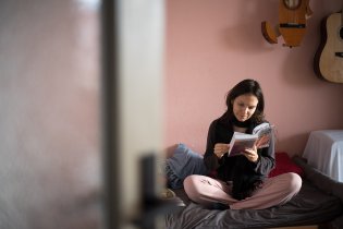 Ranní chvilka s jednou ze stohu knih o Montessori, které teď mám doma zapůjčené