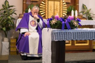 Advent odívá do fialové