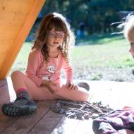 Praktiky z lesní školky si Verunka nosí s sebou i na pražská sídlištní hřiště