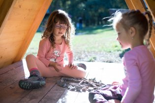 Praktiky z lesní školky si Verunka nosí s sebou i na pražská sídlištní hřiště