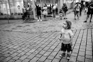 Kdo to tam hraje na balkoně? A nespadne to s nimi?