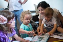 Na mši v zákulisí se dějí věci