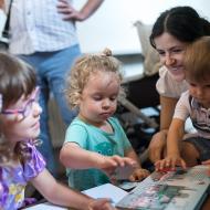 Na mši v zákulisí se dějí věci