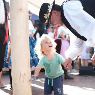 Ještě nám tu májku nekácej, šohajku!