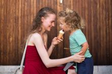 Radovánek poprvé ochutnává zmrzlinu