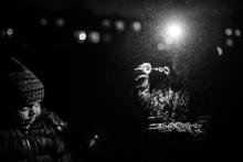 Co se dá dělat venku potmě? Třeba pouštět bubliny a svítit na ně čelovkou!