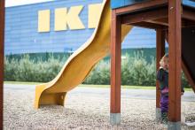 Verunka s maminkou poprvé v IKEA, tatínek s Radovánkem se mezitím schovávají před deštěm