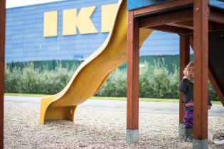 Verunka s maminkou poprvé v IKEA, tatínek s Radovánkem se mezitím schovávají před deštěm