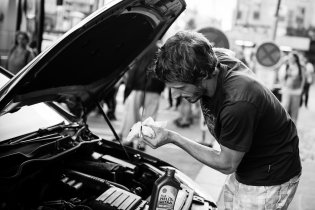 A největší atrakce (nejen) pro kolem procházejí skupinky turistů: dopňování oleje v centru Prahy