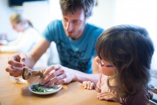 Pomlázku upletl Tom vcukuletu, a tak se přesunul do sekce pro maminky a potrénoval jemnou motoriku při zdobení vajec