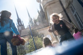 Trampolínu do každé farní zahrady!