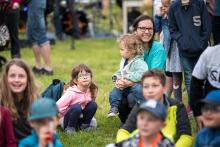 Sousedění na farské zahradě nás bavilo