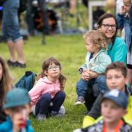 Sousedění na farské zahradě nás bavilo