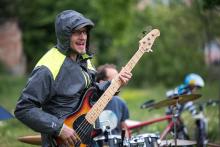 Obdivovali jsme Kumbalu, že hrají i za poměrně hustého deště. A jejich nástroje jsme taky obdivovali, že to vydržely.