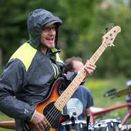 Obdivovali jsme Kumbalu, že hrají i za poměrně hustého deště. A jejich nástroje jsme taky obdivovali, že to vydržely.