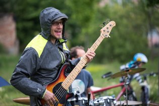 Obdivovali jsme Kumbalu, že hrají i za poměrně hustého deště. A jejich nástroje jsme taky obdivovali, že to vydržely.