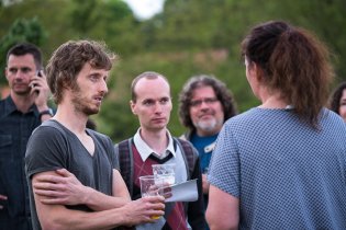 Tom by se od Evy rád nakazil její schopností zorganizovat s nadšením a úspěšně jakoukoli akci